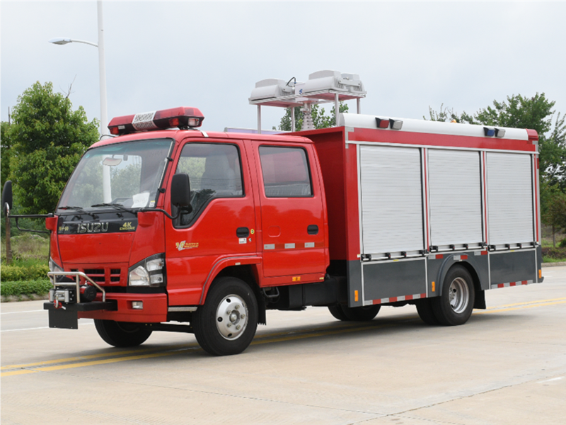 宿營(yíng)車(chē)廠(chǎng)家豪沃后雙橋16噸泡沫消防車(chē)實(shí)拍圖隔熱和放熱輻射極好