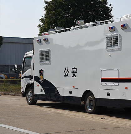 一般用來(lái)?yè)渚群庥罱ń耙话愎腆w火警車(chē)里露營(yíng)